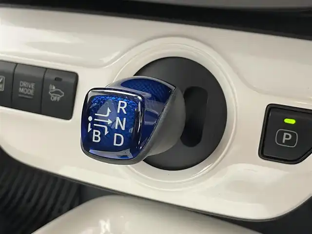 トヨタ プリウス A ツーリングセレクション 滋賀県 2016(平28)年 4.1万km パール 社外エアロ/LEDヘッドライト/コーナーセンサー/ブラインドスポットモニター/パーキングアシスト/ドラレコ/追従クルーズコントロール/シートヒーター/バックカメラ/Bluetooth/電動格納ミラー/衝突軽減/純正17インチAW