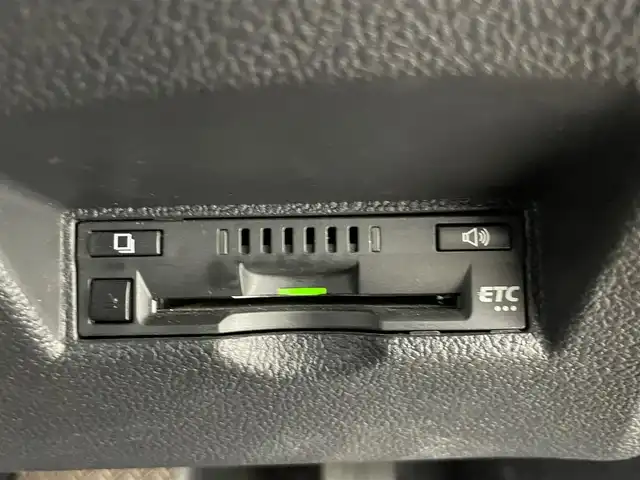 トヨタ プリウス A ツーリングセレクション 滋賀県 2016(平28)年 4.1万km パール 社外エアロ/LEDヘッドライト/コーナーセンサー/ブラインドスポットモニター/パーキングアシスト/ドラレコ/追従クルーズコントロール/シートヒーター/バックカメラ/Bluetooth/電動格納ミラー/衝突軽減/純正17インチAW