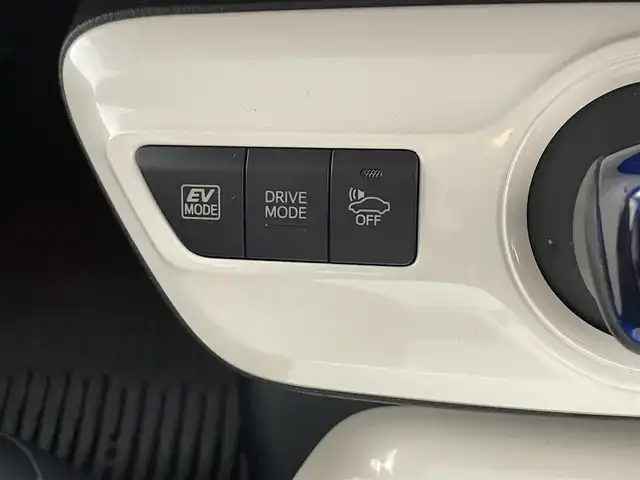 トヨタ プリウス A ツーリングセレクション 滋賀県 2016(平28)年 4.1万km パール 社外エアロ/LEDヘッドライト/コーナーセンサー/ブラインドスポットモニター/パーキングアシスト/ドラレコ/追従クルーズコントロール/シートヒーター/バックカメラ/Bluetooth/電動格納ミラー/衝突軽減/純正17インチAW