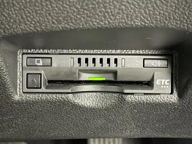 トヨタ プリウス S 福島県 2017(平29)年 6.3万km ホワイトパールクリスタルシャイン 衝突軽減ブレーキ　/・車線逸脱警報装置　/・レーダークルーズコントロール　/・オートハイビーム/純正ナビゲーション/・型式：NSCD-W66/・Bluetooth/TV/CD/DVD/AM・FM/SD/・バックカメラ/・ETC/プッシュスタート/・スマートキー/・スペアキー/LEDライト/・フォグライト/・オートライト/革巻きステアリング/・ステアリングスイッチ/ドアバイザー/電動格納ミラー/・オートミラー/フロアマット