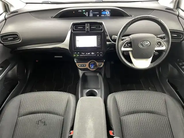 トヨタ プリウス S 福島県 2017(平29)年 6.3万km ホワイトパールクリスタルシャイン 衝突軽減ブレーキ　/・車線逸脱警報装置　/・レーダークルーズコントロール　/・オートハイビーム/純正ナビゲーション/・型式：NSCD-W66/・Bluetooth/TV/CD/DVD/AM・FM/SD/・バックカメラ/・ETC/プッシュスタート/・スマートキー/・スペアキー/LEDライト/・フォグライト/・オートライト/革巻きステアリング/・ステアリングスイッチ/ドアバイザー/電動格納ミラー/・オートミラー/フロアマット