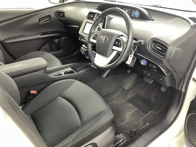 トヨタ プリウス S 福島県 2017(平29)年 6.3万km ホワイトパールクリスタルシャイン 衝突軽減ブレーキ　/・車線逸脱警報装置　/・レーダークルーズコントロール　/・オートハイビーム/純正ナビゲーション/・型式：NSCD-W66/・Bluetooth/TV/CD/DVD/AM・FM/SD/・バックカメラ/・ETC/プッシュスタート/・スマートキー/・スペアキー/LEDライト/・フォグライト/・オートライト/革巻きステアリング/・ステアリングスイッチ/ドアバイザー/電動格納ミラー/・オートミラー/フロアマット