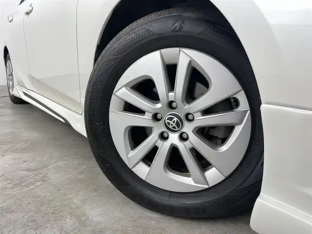 トヨタ プリウス S 福島県 2017(平29)年 6.3万km ホワイトパールクリスタルシャイン 衝突軽減ブレーキ　/・車線逸脱警報装置　/・レーダークルーズコントロール　/・オートハイビーム/純正ナビゲーション/・型式：NSCD-W66/・Bluetooth/TV/CD/DVD/AM・FM/SD/・バックカメラ/・ETC/プッシュスタート/・スマートキー/・スペアキー/LEDライト/・フォグライト/・オートライト/革巻きステアリング/・ステアリングスイッチ/ドアバイザー/電動格納ミラー/・オートミラー/フロアマット