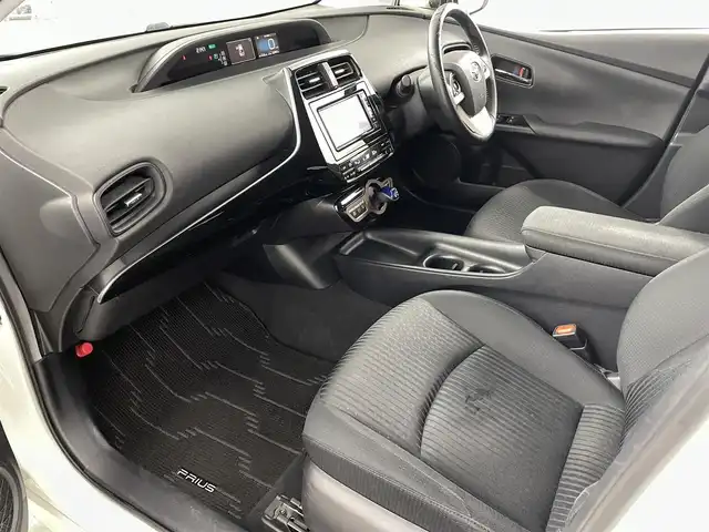 トヨタ プリウス S 福島県 2017(平29)年 6.3万km ホワイトパールクリスタルシャイン 衝突軽減ブレーキ　/・車線逸脱警報装置　/・レーダークルーズコントロール　/・オートハイビーム/純正ナビゲーション/・型式：NSCD-W66/・Bluetooth/TV/CD/DVD/AM・FM/SD/・バックカメラ/・ETC/プッシュスタート/・スマートキー/・スペアキー/LEDライト/・フォグライト/・オートライト/革巻きステアリング/・ステアリングスイッチ/ドアバイザー/電動格納ミラー/・オートミラー/フロアマット