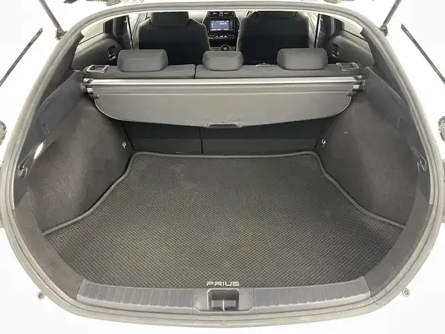 トヨタ プリウス S 福島県 2017(平29)年 6.3万km ホワイトパールクリスタルシャイン 衝突軽減ブレーキ　/・車線逸脱警報装置　/・レーダークルーズコントロール　/・オートハイビーム/純正ナビゲーション/・型式：NSCD-W66/・Bluetooth/TV/CD/DVD/AM・FM/SD/・バックカメラ/・ETC/プッシュスタート/・スマートキー/・スペアキー/LEDライト/・フォグライト/・オートライト/革巻きステアリング/・ステアリングスイッチ/ドアバイザー/電動格納ミラー/・オートミラー/フロアマット