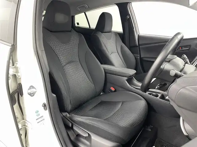 トヨタ プリウス S 福島県 2017(平29)年 6.3万km ホワイトパールクリスタルシャイン 衝突軽減ブレーキ　/・車線逸脱警報装置　/・レーダークルーズコントロール　/・オートハイビーム/純正ナビゲーション/・型式：NSCD-W66/・Bluetooth/TV/CD/DVD/AM・FM/SD/・バックカメラ/・ETC/プッシュスタート/・スマートキー/・スペアキー/LEDライト/・フォグライト/・オートライト/革巻きステアリング/・ステアリングスイッチ/ドアバイザー/電動格納ミラー/・オートミラー/フロアマット