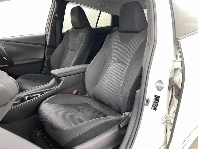 トヨタ プリウス S 福島県 2017(平29)年 6.3万km ホワイトパールクリスタルシャイン 衝突軽減ブレーキ　/・車線逸脱警報装置　/・レーダークルーズコントロール　/・オートハイビーム/純正ナビゲーション/・型式：NSCD-W66/・Bluetooth/TV/CD/DVD/AM・FM/SD/・バックカメラ/・ETC/プッシュスタート/・スマートキー/・スペアキー/LEDライト/・フォグライト/・オートライト/革巻きステアリング/・ステアリングスイッチ/ドアバイザー/電動格納ミラー/・オートミラー/フロアマット