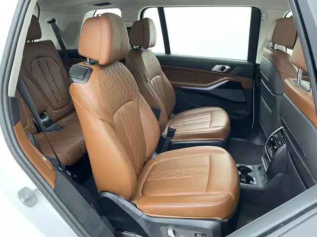 ＢＭＷ Ｘ７ xDrive35d デザインピュアエクセレンス 埼玉県 2020(令2)年 2.3万km ミネラルホワイト 純正ナビ　アラウンドビューモニター　スカイラウンジパノラマガラスルーフ　ハーマンカードンサウンド　２２インチＹスポークアルミホイール　二列目コンフォートシート　茶革シート　エアシート　ワイヤレス充電 ヘッドアップディスプレイ BSM エアサス F/Rパークディスタンスコントロール アルミニウムランニングボード ピアノフィニッシュブラックインテリアトリム 5ゾーンエアコン