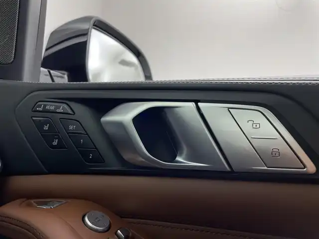 ＢＭＷ Ｘ７ xDrive35d デザインピュアエクセレンス 埼玉県 2020(令2)年 2.3万km ミネラルホワイト 純正ナビ　アラウンドビューモニター　スカイラウンジパノラマガラスルーフ　ハーマンカードンサウンド　２２インチＹスポークアルミホイール　二列目コンフォートシート　茶革シート　エアシート　ワイヤレス充電 ヘッドアップディスプレイ BSM エアサス F/Rパークディスタンスコントロール アルミニウムランニングボード ピアノフィニッシュブラックインテリアトリム 5ゾーンエアコン