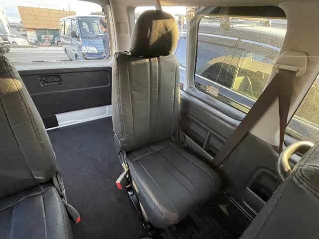 トヨタ ハイエース グランドキャビン 栃木県 2019(平31)年 4.5万km ホワイトパールクリスタルシャイン AIS検査済み【2412019560】/4WD(フル）/MTモード付/寒冷地仕様/オートライト/片側パワースライドドア/純正フロアマット/ウォークスルー/純正キーレス/パワーウィンドウ/USB入力端子/Bluetooth接続/Wエアコン/AAC/コーナーセンサー/盗難防止装置/バックカメラ/オートマチックハイビーム/レーンキープアシスト/横滑り防止/衝突被害軽減ブレーキ/16AW  フレーダーマウス（社外）/グッドイヤー ナスカー イーグル#1（社外）/1インチローダウンキット（社外）/ESSEX　フロントリップスポイラーVer.5（社外）/LEDヘッドライト/BratオリジナルUSBソケット（社外）/LEDフォグランプ（社外）/クラッツィオDDシートカバー（社外）/社外パーツ取付有