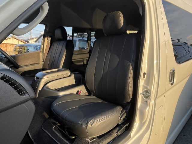 トヨタ ハイエース グランドキャビン 栃木県 2019(平31)年 4.5万km ホワイトパールクリスタルシャイン AIS検査済み【2412019560】/4WD(フル）/MTモード付/寒冷地仕様/オートライト/片側パワースライドドア/純正フロアマット/ウォークスルー/純正キーレス/パワーウィンドウ/USB入力端子/Bluetooth接続/Wエアコン/AAC/コーナーセンサー/盗難防止装置/バックカメラ/オートマチックハイビーム/レーンキープアシスト/横滑り防止/衝突被害軽減ブレーキ/16AW  フレーダーマウス（社外）/グッドイヤー ナスカー イーグル#1（社外）/1インチローダウンキット（社外）/ESSEX　フロントリップスポイラーVer.5（社外）/LEDヘッドライト/BratオリジナルUSBソケット（社外）/LEDフォグランプ（社外）/クラッツィオDDシートカバー（社外）/社外パーツ取付有