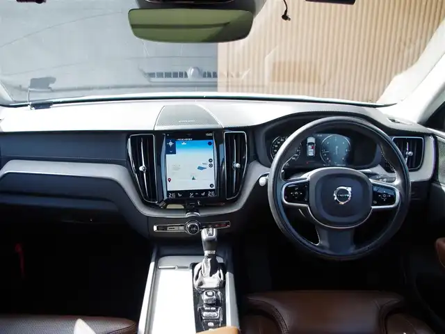 ボルボ ＸＣ６０ D4 AWD インスクリプション 埼玉県 2018(平30)年 5.8万km クリスタルホワイトP 1オーナー /ブラウンレザーシート /アダプティブクルーズコントロール /パノラミックスライディングルーフ /harman/kardon /ヘッドアップディスプレイ /CarPlay /ブラインドスポットモニター /全周囲カメラ /ETC /ドラレコ/全席シートヒーター/前席ベンチレーション/ステアリングヒーター/シートポジションメモリー機能