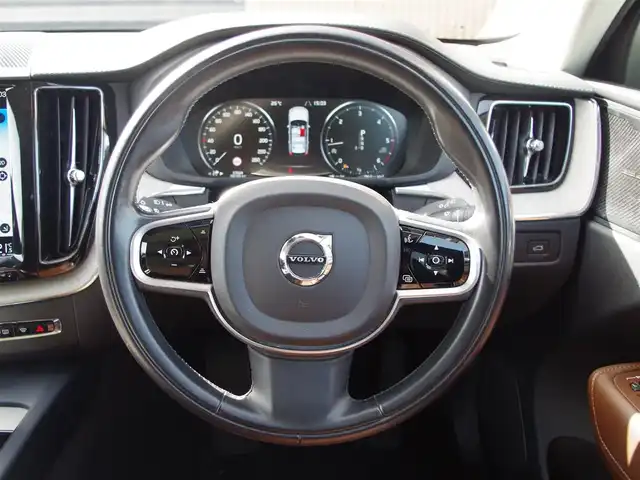 ボルボ ＸＣ６０ D4 AWD インスクリプション 埼玉県 2018(平30)年 5.8万km クリスタルホワイトP 1オーナー /ブラウンレザーシート /アダプティブクルーズコントロール /パノラミックスライディングルーフ /harman/kardon /ヘッドアップディスプレイ /CarPlay /ブラインドスポットモニター /全周囲カメラ /ETC /ドラレコ/全席シートヒーター/前席ベンチレーション/ステアリングヒーター/シートポジションメモリー機能