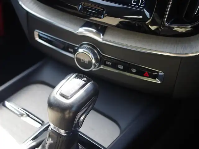 ボルボ ＸＣ６０ D4 AWD インスクリプション 埼玉県 2018(平30)年 5.8万km クリスタルホワイトP 1オーナー /ブラウンレザーシート /アダプティブクルーズコントロール /パノラミックスライディングルーフ /harman/kardon /ヘッドアップディスプレイ /CarPlay /ブラインドスポットモニター /全周囲カメラ /ETC /ドラレコ/全席シートヒーター/前席ベンチレーション/ステアリングヒーター/シートポジションメモリー機能