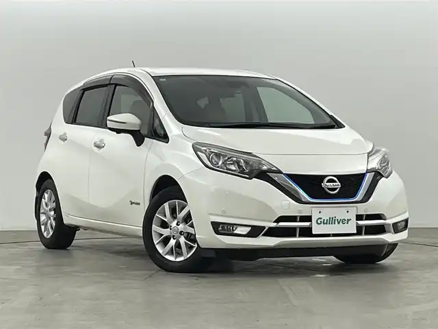 日産 ノート e－パワー メダリスト 福島県 2017(平29)年 7.4万km ブリリアントホワイトパール ワンオーナー/純正メモリーナビゲーション/型式：MM317D-W/【AM/FM/CD/DVD/SD/AUX/Bluetooth/フルセグTV】/・全方位カメラ/・デジタルインナーミラー/・社外ETC/衝突軽減ブレーキ/車線逸脱警報装置/前後コーナーセンサー/ステアリングスイッチ/レザーシート/LEDヘッドライト/・オートライト/純正15インチアルミホイール/純正フロアマット/電動格納ウィンカーミラー/横滑り防止装置/ABS/プッシュスタート/・スマートキー/・スペアキー/取扱説明書/・保証書