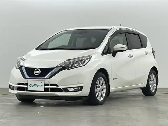 日産 ノート e－パワー メダリスト 福島県 2017(平29)年 7.4万km ブリリアントホワイトパール ワンオーナー/純正メモリーナビゲーション/型式：MM317D-W/【AM/FM/CD/DVD/SD/AUX/Bluetooth/フルセグTV】/・全方位カメラ/・デジタルインナーミラー/・社外ETC/衝突軽減ブレーキ/車線逸脱警報装置/前後コーナーセンサー/ステアリングスイッチ/レザーシート/LEDヘッドライト/・オートライト/純正15インチアルミホイール/純正フロアマット/電動格納ウィンカーミラー/横滑り防止装置/ABS/プッシュスタート/・スマートキー/・スペアキー/取扱説明書/・保証書