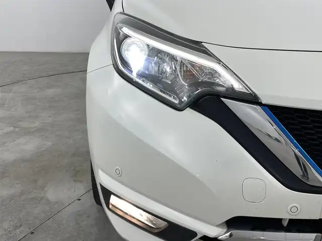 日産 ノート e－パワー メダリスト 福島県 2017(平29)年 7.4万km ブリリアントホワイトパール ワンオーナー/純正メモリーナビゲーション/型式：MM317D-W/【AM/FM/CD/DVD/SD/AUX/Bluetooth/フルセグTV】/・全方位カメラ/・デジタルインナーミラー/・社外ETC/衝突軽減ブレーキ/車線逸脱警報装置/前後コーナーセンサー/ステアリングスイッチ/レザーシート/LEDヘッドライト/・オートライト/純正15インチアルミホイール/純正フロアマット/電動格納ウィンカーミラー/横滑り防止装置/ABS/プッシュスタート/・スマートキー/・スペアキー/取扱説明書/・保証書