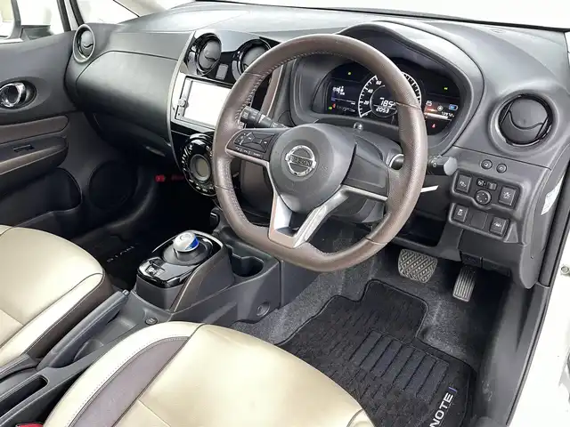 日産 ノート e－パワー メダリスト 福島県 2017(平29)年 7.4万km ブリリアントホワイトパール ワンオーナー/純正メモリーナビゲーション/型式：MM317D-W/【AM/FM/CD/DVD/SD/AUX/Bluetooth/フルセグTV】/・全方位カメラ/・デジタルインナーミラー/・社外ETC/衝突軽減ブレーキ/車線逸脱警報装置/前後コーナーセンサー/ステアリングスイッチ/レザーシート/LEDヘッドライト/・オートライト/純正15インチアルミホイール/純正フロアマット/電動格納ウィンカーミラー/横滑り防止装置/ABS/プッシュスタート/・スマートキー/・スペアキー/取扱説明書/・保証書
