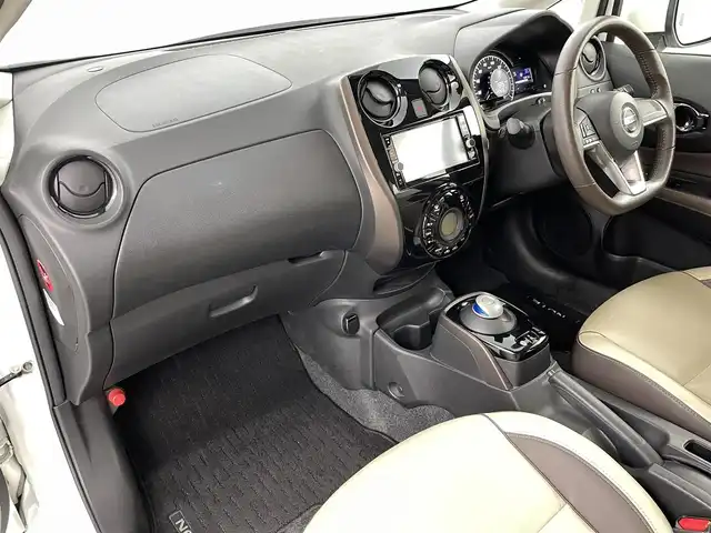 日産 ノート e－パワー メダリスト 福島県 2017(平29)年 7.4万km ブリリアントホワイトパール ワンオーナー/純正メモリーナビゲーション/型式：MM317D-W/【AM/FM/CD/DVD/SD/AUX/Bluetooth/フルセグTV】/・全方位カメラ/・デジタルインナーミラー/・社外ETC/衝突軽減ブレーキ/車線逸脱警報装置/前後コーナーセンサー/ステアリングスイッチ/レザーシート/LEDヘッドライト/・オートライト/純正15インチアルミホイール/純正フロアマット/電動格納ウィンカーミラー/横滑り防止装置/ABS/プッシュスタート/・スマートキー/・スペアキー/取扱説明書/・保証書