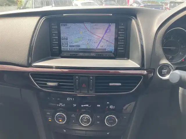 マツダ アテンザ ワゴン XD Lパッケージ 愛知県 2013(平25)年 12.1万km スノーフレイクホワイトパールマイカ スマートシティブレーキサポート/リアヴィークルモニタリング/車線逸脱警報機能/純正SDナビTV/DVDビデオ&CD/地デジ　フルセグ/Bluetoothオーディオ/バックカメラ/黒皮シート/D&N席パワーシート&シートヒーター/ステアリングスイッチ/レーダークルーズコントロール/インテリジェントキー×2ケ/プッシュスタート/スマートインETC/キセノンヘッドライト/オートライト/17インチアルミホイル