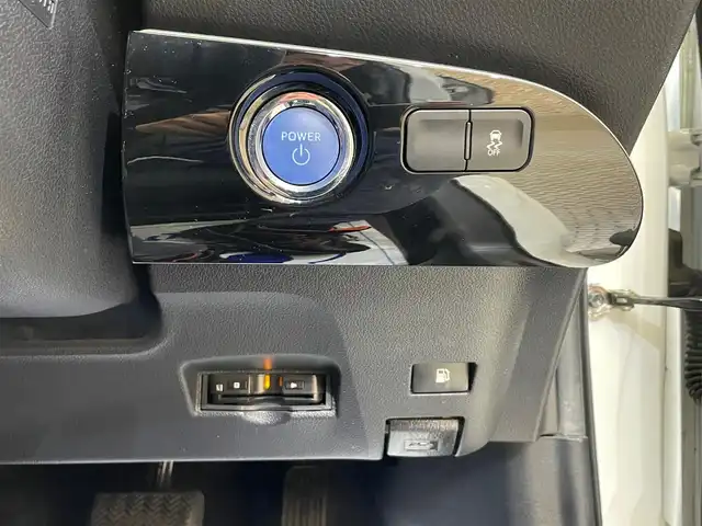 トヨタ プリウス S 岩手県 2017(平29)年 10.4万km スーパーホワイトⅡ ４WD/横滑り防止装置/オートエアコン/トノカバー/Pioneerナビ/（CD/SD/AM/FM）/ステアリングリモコン/バックカメラ/ETC/ドライブレコーダー/スペアキー/オートライト/LEDヘッドランプ/純正アルミホイール/社外フロアマット
