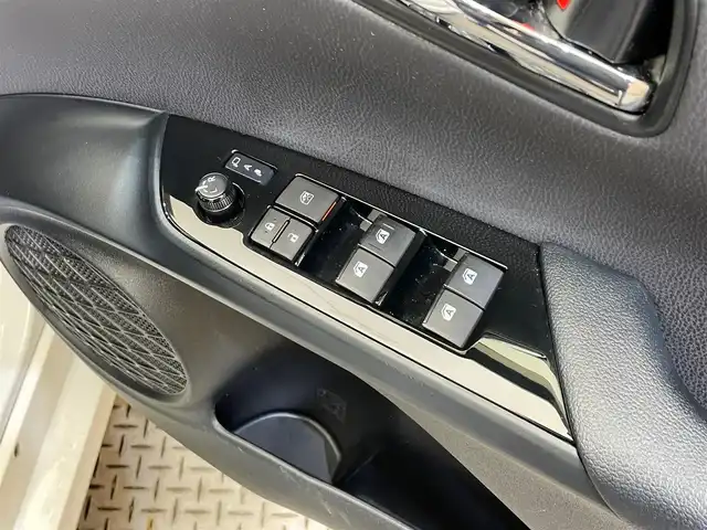 トヨタ プリウス S 岩手県 2017(平29)年 10.4万km スーパーホワイトⅡ ４WD/横滑り防止装置/オートエアコン/トノカバー/Pioneerナビ/（CD/SD/AM/FM）/ステアリングリモコン/バックカメラ/ETC/ドライブレコーダー/スペアキー/オートライト/LEDヘッドランプ/純正アルミホイール/社外フロアマット