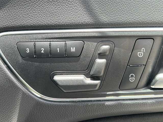 メルセデス・ベンツ ＣＬＡ１８０ AMGライン 沖縄県 2014(平26)年 3.8万km カルサイトホワイト 純正ナビ　/(AM/FM/Bluetooth)/バックカメラ　/運転席メモリー付きパワーシート　/ハーフレザーシート　/レーダークルーズコントロール　/ブラインドスポットアシスト　/レーンキープアシスト　/前後コーナーセンサー　/電動リアゲート/衝突軽減防止装置/純正18インチアルミホイール
