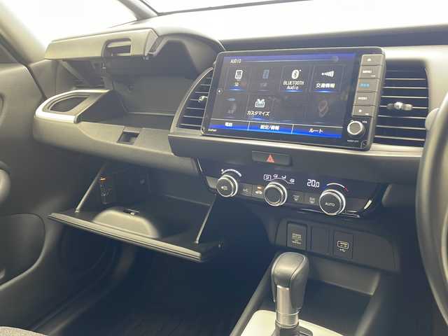 ホンダ フィット e:HEVホーム 沖縄県 2020(令2)年 4.4万km プラチナホワイトパール 純正９型SDナビ(VXU-205FTi)/　（フルセグTV/CD/Bluetooth）/バックカメラ/ドライブレコーダー/ETC/ホンダセンシング/衝突軽減システム/レーダークルーズコントロール/コーナーセンサー/LEDヘッドライト/オートマチックハイビーム/ステアリングスイッチ/スマートキー/プッシュスタート