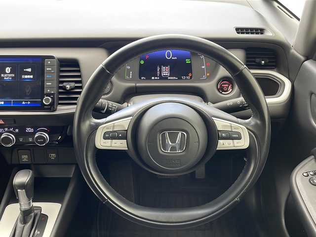 ホンダ フィット e:HEVホーム 沖縄県 2020(令2)年 4.4万km プラチナホワイトパール 純正９型SDナビ(VXU-205FTi)/　（フルセグTV/CD/Bluetooth）/バックカメラ/ドライブレコーダー/ETC/ホンダセンシング/衝突軽減システム/レーダークルーズコントロール/コーナーセンサー/LEDヘッドライト/オートマチックハイビーム/ステアリングスイッチ/スマートキー/プッシュスタート