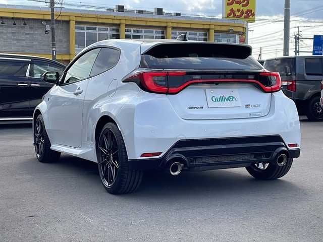 トヨタ ＧＲヤリス RZ ハイパフォーマンス 道北・旭川 2024(令6)年 0.4万km プラチナホワイトパールマイカ ・４WD/・禁煙車/・JBLサウンド/・寒冷地仕様/・GRロゴ入り空冷インタークーラー/・インタークーラー冷却スプレー機能/・純正BBS製10本スポーク鍛造アルミホイール/・トヨタセーフティーセンス/LDA/BSM/PCS/RCTA/PKSB/SEA/・８インチディスプレイオーディオナビ/BT/TV/USB/アンドロイドオート/・バックモニター/・純正ドライブレコーダー前後/・ビルトインETC2.0/・４WDドライブセレクト/ノーマル/グラベル/トラック/・ドライブモードセレクト/・ハーフレザーシート/・シートヒーター/・革巻きステアリング/・ステアリングヒーター/・ステアリングスイッチ/・パドルシフト/・オートエアコン/・フロントデアイサー/・ミラーヒーター/・LEDヘッドライト/・カーボン調ルーフ/・保証書/・取説