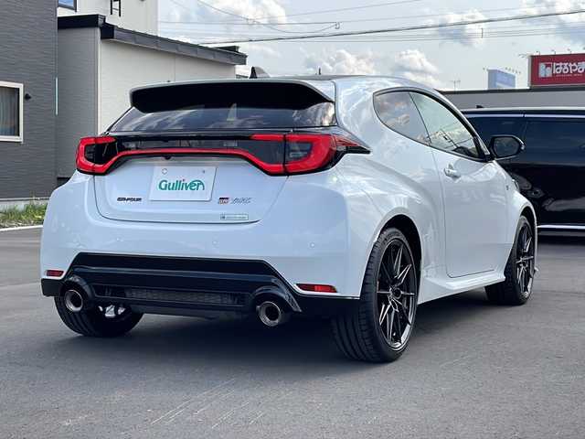 トヨタ ＧＲヤリス RZ ハイパフォーマンス 道北・旭川 2024(令6)年 0.4万km プラチナホワイトパールマイカ ・４WD/・禁煙車/・JBLサウンド/・寒冷地仕様/・GRロゴ入り空冷インタークーラー/・インタークーラー冷却スプレー機能/・純正BBS製10本スポーク鍛造アルミホイール/・トヨタセーフティーセンス/LDA/BSM/PCS/RCTA/PKSB/SEA/・８インチディスプレイオーディオナビ/BT/TV/USB/アンドロイドオート/・バックモニター/・純正ドライブレコーダー前後/・ビルトインETC2.0/・４WDドライブセレクト/ノーマル/グラベル/トラック/・ドライブモードセレクト/・ハーフレザーシート/・シートヒーター/・革巻きステアリング/・ステアリングヒーター/・ステアリングスイッチ/・パドルシフト/・オートエアコン/・フロントデアイサー/・ミラーヒーター/・LEDヘッドライト/・カーボン調ルーフ/・保証書/・取説