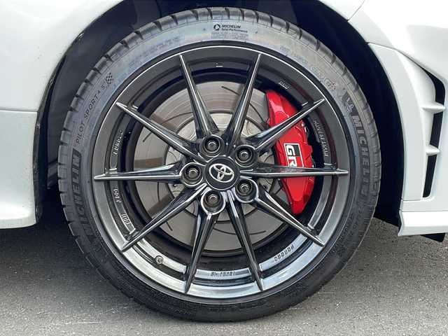 トヨタ ＧＲヤリス RZ ハイパフォーマンス 道北・旭川 2024(令6)年 0.4万km プラチナホワイトパールマイカ ・４WD/・禁煙車/・JBLサウンド/・寒冷地仕様/・GRロゴ入り空冷インタークーラー/・インタークーラー冷却スプレー機能/・純正BBS製10本スポーク鍛造アルミホイール/・トヨタセーフティーセンス/LDA/BSM/PCS/RCTA/PKSB/SEA/・８インチディスプレイオーディオナビ/BT/TV/USB/アンドロイドオート/・バックモニター/・純正ドライブレコーダー前後/・ビルトインETC2.0/・４WDドライブセレクト/ノーマル/グラベル/トラック/・ドライブモードセレクト/・ハーフレザーシート/・シートヒーター/・革巻きステアリング/・ステアリングヒーター/・ステアリングスイッチ/・パドルシフト/・オートエアコン/・フロントデアイサー/・ミラーヒーター/・LEDヘッドライト/・カーボン調ルーフ/・保証書/・取説