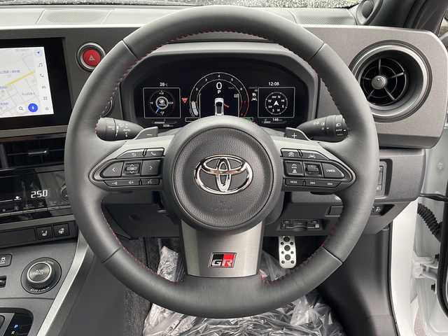 トヨタ ＧＲヤリス RZ ハイパフォーマンス 道北・旭川 2024(令6)年 0.4万km プラチナホワイトパールマイカ ・４WD/・禁煙車/・JBLサウンド/・寒冷地仕様/・GRロゴ入り空冷インタークーラー/・インタークーラー冷却スプレー機能/・純正BBS製10本スポーク鍛造アルミホイール/・トヨタセーフティーセンス/LDA/BSM/PCS/RCTA/PKSB/SEA/・８インチディスプレイオーディオナビ/BT/TV/USB/アンドロイドオート/・バックモニター/・純正ドライブレコーダー前後/・ビルトインETC2.0/・４WDドライブセレクト/ノーマル/グラベル/トラック/・ドライブモードセレクト/・ハーフレザーシート/・シートヒーター/・革巻きステアリング/・ステアリングヒーター/・ステアリングスイッチ/・パドルシフト/・オートエアコン/・フロントデアイサー/・ミラーヒーター/・LEDヘッドライト/・カーボン調ルーフ/・保証書/・取説