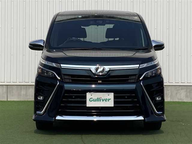 トヨタ ヴォクシー ZS 煌Ⅱ 香川県 2020(令2)年 5.7万km ブラッキッシュアゲハガラスフレーク 登録時走行距離：56377km/純正10型SDナビゲーション/→CD/DVD 再生/→フルセグTV/バックカメラ/両側パワースライドドア/衝突被害軽減システム/クルーズコントロール/レーンキープアシスト/オートハイビーム/LEDオートライト/フォグランプ/ビルトインETC/電格ウィンカーミラー/横滑り防止装置/アイドリングストップ/後席サンシェード/スマートキー