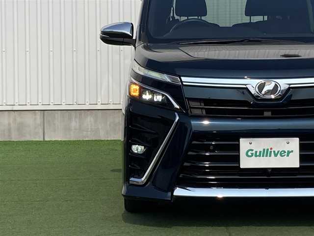 トヨタ ヴォクシー ZS 煌Ⅱ 香川県 2020(令2)年 5.7万km ブラッキッシュアゲハガラスフレーク 登録時走行距離：56377km/純正10型SDナビゲーション/→CD/DVD 再生/→フルセグTV/バックカメラ/両側パワースライドドア/衝突被害軽減システム/クルーズコントロール/レーンキープアシスト/オートハイビーム/LEDオートライト/フォグランプ/ビルトインETC/電格ウィンカーミラー/横滑り防止装置/アイドリングストップ/後席サンシェード/スマートキー
