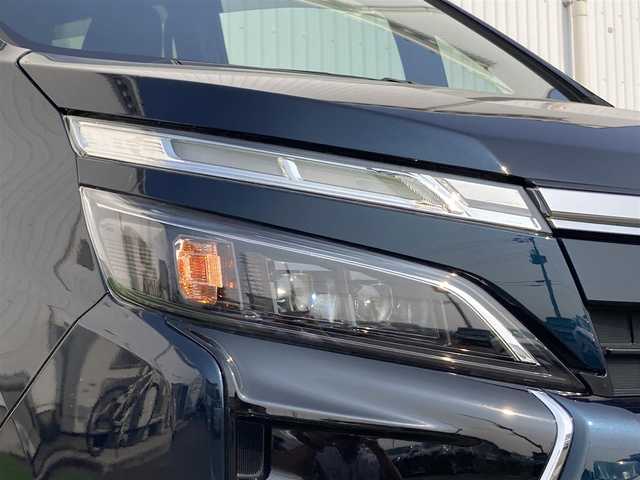 トヨタ ヴォクシー ZS 煌Ⅱ 香川県 2020(令2)年 5.7万km ブラッキッシュアゲハガラスフレーク 登録時走行距離：56377km/純正10型SDナビゲーション/→CD/DVD 再生/→フルセグTV/バックカメラ/両側パワースライドドア/衝突被害軽減システム/クルーズコントロール/レーンキープアシスト/オートハイビーム/LEDオートライト/フォグランプ/ビルトインETC/電格ウィンカーミラー/横滑り防止装置/アイドリングストップ/後席サンシェード/スマートキー