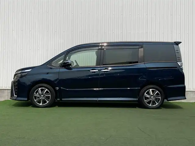 トヨタ ヴォクシー ZS 煌Ⅱ 香川県 2020(令2)年 5.7万km ブラッキッシュアゲハガラスフレーク 登録時走行距離：56377km/純正10型SDナビゲーション/→CD/DVD 再生/→フルセグTV/バックカメラ/両側パワースライドドア/衝突被害軽減システム/クルーズコントロール/レーンキープアシスト/オートハイビーム/LEDオートライト/フォグランプ/ビルトインETC/電格ウィンカーミラー/横滑り防止装置/アイドリングストップ/後席サンシェード/スマートキー
