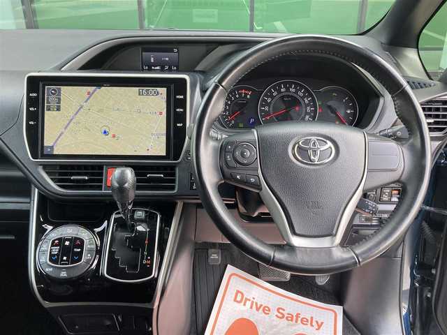 トヨタ ヴォクシー ZS 煌Ⅱ 香川県 2020(令2)年 5.7万km ブラッキッシュアゲハガラスフレーク 登録時走行距離：56377km/純正10型SDナビゲーション/→CD/DVD 再生/→フルセグTV/バックカメラ/両側パワースライドドア/衝突被害軽減システム/クルーズコントロール/レーンキープアシスト/オートハイビーム/LEDオートライト/フォグランプ/ビルトインETC/電格ウィンカーミラー/横滑り防止装置/アイドリングストップ/後席サンシェード/スマートキー