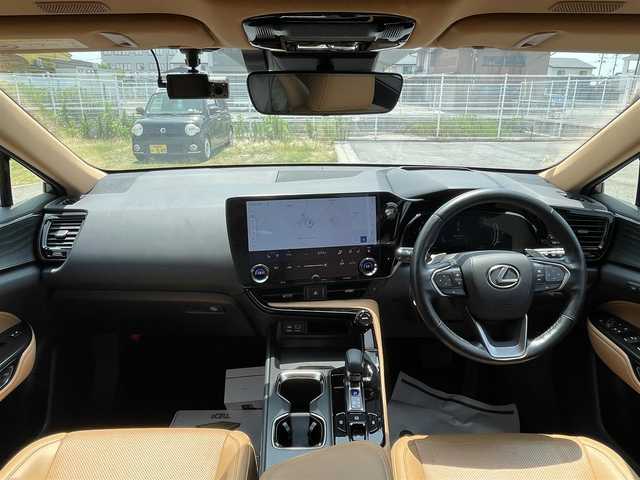 レクサス ＮＸ 250 バージョンL 滋賀県 2022(令4)年 3万km グラファイトブラックガラスフレーク ムーンルーフ/14型ディスプレイオーディオ/・Bluetooth/フルセグ/パノラミックビューモニター/革巻きステアリング/ステアリングリモコン/パドルシフト/ステアリングヒーター/前後ドラレコ/茶革シート/メモリ機能付きパワーシート/全席シートヒーター/前席シートベンチレーション/パワーバックドア/ヘッドアップディスプレイ/三眼フルLEDヘッドライト/フォグライト/オートリトラミラー/セーフティシステムプラス/・プリクラッシュセーフティ/・レーンディパーチャーアラート/・アダプティブハイビーム/・レーダークルーズコントロール/・ブラインドスポットモニター/・プロアクティブドライビングアシスト/・先行車発進告知/・発進遅れ告知/・パーキングサポートブレーキ/スマートキー・