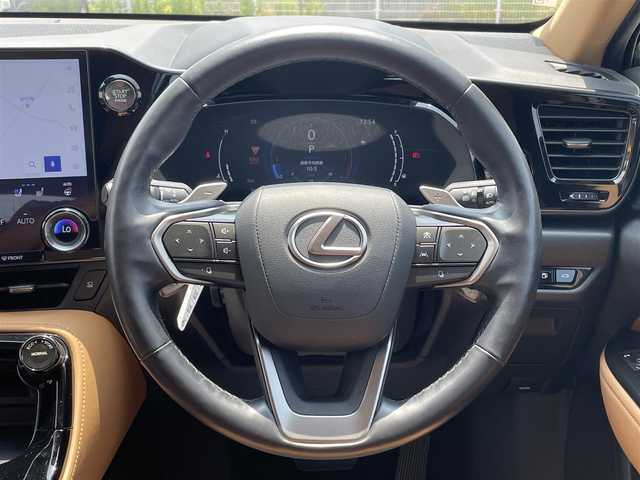 レクサス ＮＸ 250 バージョンL 滋賀県 2022(令4)年 3万km グラファイトブラックガラスフレーク ムーンルーフ/14型ディスプレイオーディオ/・Bluetooth/フルセグ/パノラミックビューモニター/革巻きステアリング/ステアリングリモコン/パドルシフト/ステアリングヒーター/前後ドラレコ/茶革シート/メモリ機能付きパワーシート/全席シートヒーター/前席シートベンチレーション/パワーバックドア/ヘッドアップディスプレイ/三眼フルLEDヘッドライト/フォグライト/オートリトラミラー/セーフティシステムプラス/・プリクラッシュセーフティ/・レーンディパーチャーアラート/・アダプティブハイビーム/・レーダークルーズコントロール/・ブラインドスポットモニター/・プロアクティブドライビングアシスト/・先行車発進告知/・発進遅れ告知/・パーキングサポートブレーキ/スマートキー・