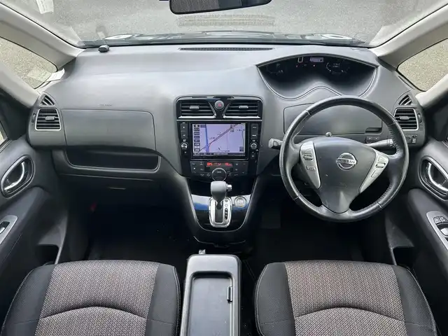日産 セレナ HWS S HV Vセレ +Sefty 福岡県 2016(平28)年 5.8万km ダイヤモンドブラック ワンオーナー/純正ディーラーナビ（フルセグTV・DVD・Bluetooth・CD）/フリップダウンモニター/両側電動スライドドア/三列シート/ETC/クルーズコントロール/バックカメラ/ドライブレコーダー/革巻きステアリング/WACエアコン/ウインカーミラー/ウォークスルー/チップアップシート/エマ―ジョンシーブレーキ/純正フロアマット/純正アルミホイール/LEDヘッドライト/オートライト/フォグランプ/プッシュスタートボタン/スマートキー/ドアバイザー/アイドリングストップ/ABS/横滑り防止装置/盗難防止装置/取扱説明書/保証書