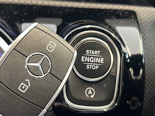 メルセデス・ベンツ Ａ１８０ スタイル AMGライン 岐阜県 2020(令2)年 2.8万km コスモスブラック アクティブブレーキアシスト/アクティブレーンキーピングアシスト/アテンションアシスト/アクティブステアリングアシスト/道路標識アシスト/レーンチェンジアシスト/ブラインドスポットアシスト/パークトロニック/ロケイタ―ライティング/インテリジェントライトシステム/アンビエントライト/ディストロニック・プラス/置くだけ充電/パドルシフト/LEDヘッドライト/電子パーキング/純正ドライブレコーダー/黒レザーシート/前席パワーシート/前席シートヒーター/ETC/Bluetooth/バックカメラ/フルセグTV