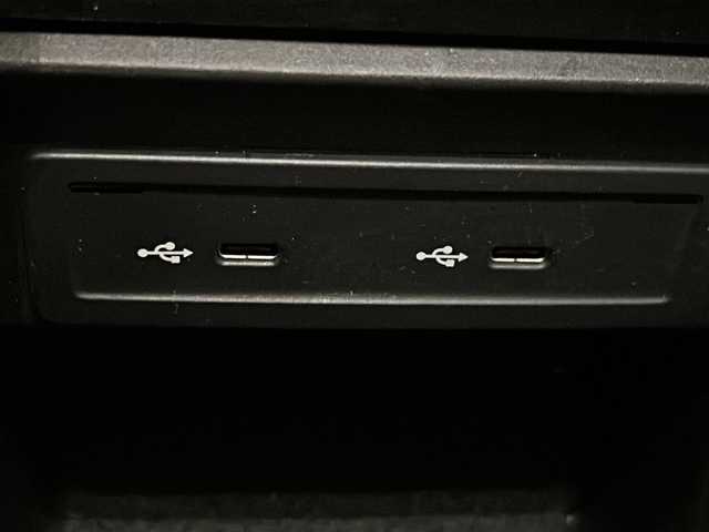 メルセデス・ベンツ Ａ１８０ スタイル AMGライン 岐阜県 2020(令2)年 2.8万km コスモスブラック アクティブブレーキアシスト/アクティブレーンキーピングアシスト/アテンションアシスト/アクティブステアリングアシスト/道路標識アシスト/レーンチェンジアシスト/ブラインドスポットアシスト/パークトロニック/ロケイタ―ライティング/インテリジェントライトシステム/アンビエントライト/ディストロニック・プラス/置くだけ充電/パドルシフト/LEDヘッドライト/電子パーキング/純正ドライブレコーダー/黒レザーシート/前席パワーシート/前席シートヒーター/ETC/Bluetooth/バックカメラ/フルセグTV