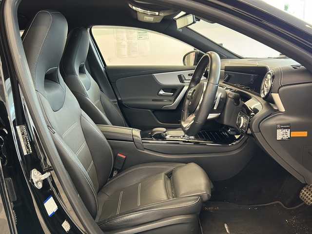 メルセデス・ベンツ Ａ１８０ スタイル AMGライン 岐阜県 2020(令2)年 2.8万km コスモスブラック アクティブブレーキアシスト/アクティブレーンキーピングアシスト/アテンションアシスト/アクティブステアリングアシスト/道路標識アシスト/レーンチェンジアシスト/ブラインドスポットアシスト/パークトロニック/ロケイタ―ライティング/インテリジェントライトシステム/アンビエントライト/ディストロニック・プラス/置くだけ充電/パドルシフト/LEDヘッドライト/電子パーキング/純正ドライブレコーダー/黒レザーシート/前席パワーシート/前席シートヒーター/ETC/Bluetooth/バックカメラ/フルセグTV
