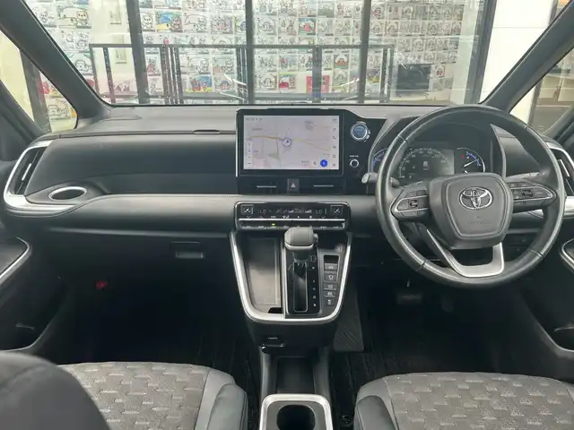トヨタ ヴォクシー ハイブリッド S－Z 千葉県 2023(令5)年 4.4万km アティチュードブラックマイカ 純正10.5インチナビ/(AM FM フルセグTV HDMI CD DVD)/バックカメラ/14インチフリップダウンモニター/衝突被害軽減システム/車線逸脱警報/クルーズコントロール/ハーフレザーシート/両側パワースライドドア/横滑り防止装置/ビルトインETC2.0/LEDヘッドライト/フォグランプ/オートライト/ウィンカーミラー/電動格納ミラー/純正17インチAW/シートヒーター/シートリフター/プッシュスタート/スマートキー/フロアマット/ドアバイザー/取扱説明書
