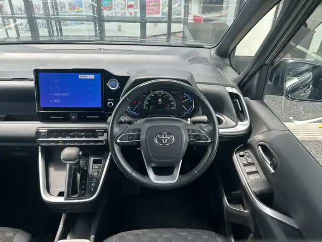 トヨタ ヴォクシー ハイブリッド S－Z 千葉県 2023(令5)年 4.4万km アティチュードブラックマイカ 純正10.5インチナビ/(AM FM フルセグTV HDMI CD DVD)/バックカメラ/14インチフリップダウンモニター/衝突被害軽減システム/車線逸脱警報/クルーズコントロール/ハーフレザーシート/両側パワースライドドア/横滑り防止装置/ビルトインETC2.0/LEDヘッドライト/フォグランプ/オートライト/ウィンカーミラー/電動格納ミラー/純正17インチAW/シートヒーター/シートリフター/プッシュスタート/スマートキー/フロアマット/ドアバイザー/取扱説明書