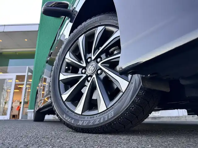 トヨタ ヴォクシー ハイブリッド S－Z 宮城県 2023(令5)年 4.4万km アティチュードブラックマイカ ディスプレイオーディオプラス/・コネクティッドナビ対応10.5インチディスプレイオーディオ/・車載メモリーナビ/・DVD/CD/・地デジTV/・USB入力/HDMI入力/・AppleCarPlay/AndroidAuto/・ETC2.0/プロジェクター式LEDヘッドランプ/デイライト/アダプティブハイビームシステム/＝＝＝/セーフティセンス/・プリクラッシュセーフティ/・レーントレーシングアシスト/・レーンディパーチャーアラート/・レーダークルーズコントロール/・オートマチックハイビーム/・ロードサインアシスト/・ドライバー異常時対応システム/・プロアクティブドライビングアシスト/・発進遅れ告知機能/パーキングサポートブレーキ（前後方静止物）/バックカメラ/純正14インチフリップダウンモニター（V14T-R72R）/AC100V/1500Wアクセサリーコンセント/両側パワースライドドア/ハーフレザーシート/シートヒーター/電動パーキングブレーキ/ブレーキホールド/LEDヘッドライト/オートライト/電動格納ミラー/純正17インチAW/純正フロアマット/純正ドアバイザー/取扱説明書