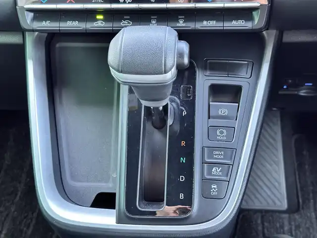 トヨタ ヴォクシー ハイブリッド S－Z 宮城県 2023(令5)年 4.4万km アティチュードブラックマイカ ディスプレイオーディオプラス/・コネクティッドナビ対応10.5インチディスプレイオーディオ/・車載メモリーナビ/・DVD/CD/・地デジTV/・USB入力/HDMI入力/・AppleCarPlay/AndroidAuto/・ETC2.0/プロジェクター式LEDヘッドランプ/デイライト/アダプティブハイビームシステム/＝＝＝/セーフティセンス/・プリクラッシュセーフティ/・レーントレーシングアシスト/・レーンディパーチャーアラート/・レーダークルーズコントロール/・オートマチックハイビーム/・ロードサインアシスト/・ドライバー異常時対応システム/・プロアクティブドライビングアシスト/・発進遅れ告知機能/パーキングサポートブレーキ（前後方静止物）/バックカメラ/純正14インチフリップダウンモニター（V14T-R72R）/AC100V/1500Wアクセサリーコンセント/両側パワースライドドア/ハーフレザーシート/シートヒーター/電動パーキングブレーキ/ブレーキホールド/LEDヘッドライト/オートライト/電動格納ミラー/純正17インチAW/純正フロアマット/純正ドアバイザー/取扱説明書