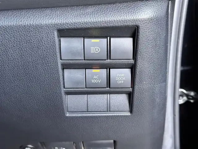 トヨタ ヴォクシー ハイブリッド S－Z 宮城県 2023(令5)年 4.4万km アティチュードブラックマイカ ディスプレイオーディオプラス/・コネクティッドナビ対応10.5インチディスプレイオーディオ/・車載メモリーナビ/・DVD/CD/・地デジTV/・USB入力/HDMI入力/・AppleCarPlay/AndroidAuto/・ETC2.0/プロジェクター式LEDヘッドランプ/デイライト/アダプティブハイビームシステム/＝＝＝/セーフティセンス/・プリクラッシュセーフティ/・レーントレーシングアシスト/・レーンディパーチャーアラート/・レーダークルーズコントロール/・オートマチックハイビーム/・ロードサインアシスト/・ドライバー異常時対応システム/・プロアクティブドライビングアシスト/・発進遅れ告知機能/パーキングサポートブレーキ（前後方静止物）/バックカメラ/純正14インチフリップダウンモニター（V14T-R72R）/AC100V/1500Wアクセサリーコンセント/両側パワースライドドア/ハーフレザーシート/シートヒーター/電動パーキングブレーキ/ブレーキホールド/LEDヘッドライト/オートライト/電動格納ミラー/純正17インチAW/純正フロアマット/純正ドアバイザー/取扱説明書