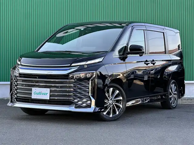 トヨタ ヴォクシー ハイブリッド S－Z 宮城県 2023(令5)年 4.4万km アティチュードブラックマイカ ディスプレイオーディオプラス/・コネクティッドナビ対応10.5インチディスプレイオーディオ/・車載メモリーナビ/・DVD/CD/・地デジTV/・USB入力/HDMI入力/・AppleCarPlay/AndroidAuto/・ETC2.0/プロジェクター式LEDヘッドランプ/デイライト/アダプティブハイビームシステム/＝＝＝/セーフティセンス/・プリクラッシュセーフティ/・レーントレーシングアシスト/・レーンディパーチャーアラート/・レーダークルーズコントロール/・オートマチックハイビーム/・ロードサインアシスト/・ドライバー異常時対応システム/・プロアクティブドライビングアシスト/・発進遅れ告知機能/パーキングサポートブレーキ（前後方静止物）/バックカメラ/純正14インチフリップダウンモニター（V14T-R72R）/AC100V/1500Wアクセサリーコンセント/両側パワースライドドア/ハーフレザーシート/シートヒーター/電動パーキングブレーキ/ブレーキホールド/LEDヘッドライト/オートライト/電動格納ミラー/純正17インチAW/純正フロアマット/純正ドアバイザー/取扱説明書